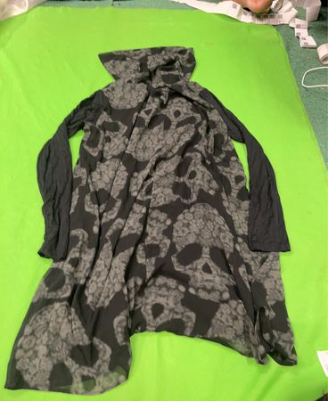 CHIPIE WOVEN Tunika-Kleid mit schwarzem und grauem Totenkopf-Druck und hohem Kragen