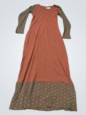 Lilith Langarmkleid mit gepunkteten Ärmeln und Saum