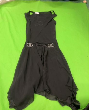 Schwarzes Kleid