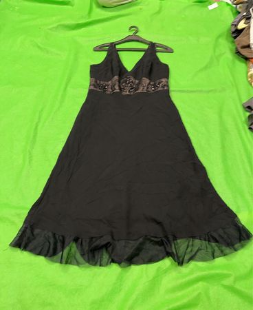 Schwarzes Kleid mit Spitzendetails