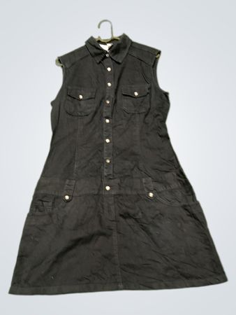 Schwarzes ärmelloses Button-Up Kleid