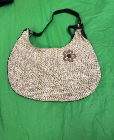 Stroh Schultertasche mit Blumenakzent