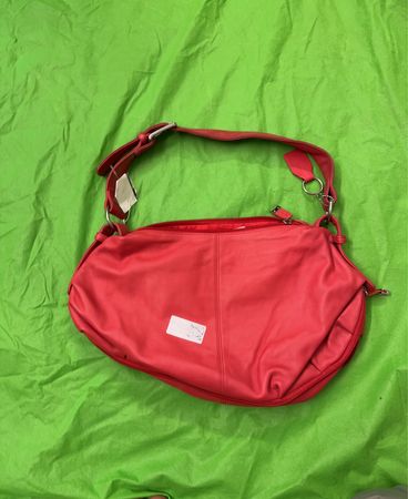 Rote Schultertasche