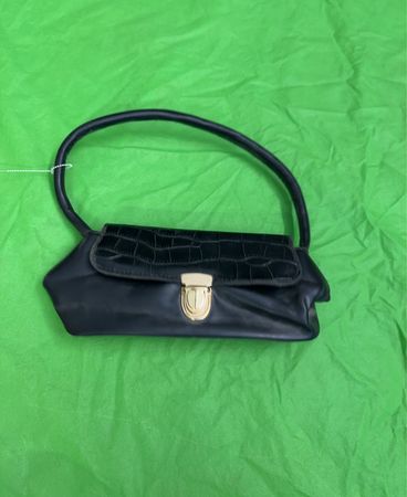 Schwarze Handtasche mit goldener Schnalle
