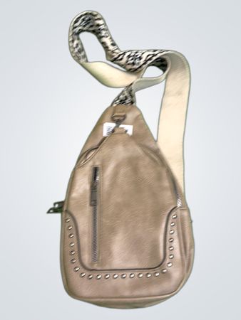 Beige Umhängetasche mit Nieten und Tierdruckriemen