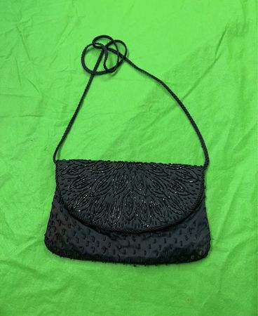 Schwarze Perlen-Clutch