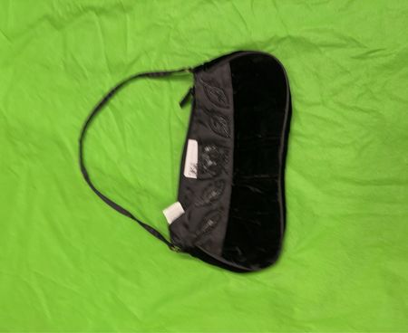 Schwarze Samttasche mit Blattmuster
