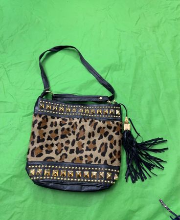 Schwarze Leder-Umhängetasche mit Leopardenmuster und Quaste