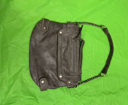 Graue Handtasche mit Kettenriemen