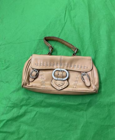 Glänzender brauner Lederhandtasche