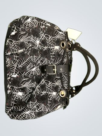 Handtasche mit Spinnennetzmuster