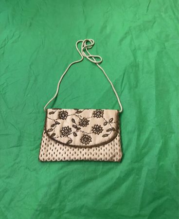 Perlenbesetzte Clutch-Tasche mit floralem Stickerei