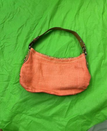 Orange geflochtene Schultertasche mit floralem Futter