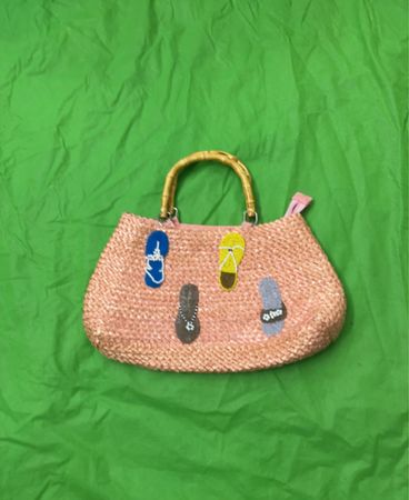 Stroh-Tote-Bag mit Bambushenkeln und Flip-Flop-Verzierungen