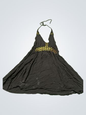 Schwarzes Halterkleid mit goldenen Verzierungen