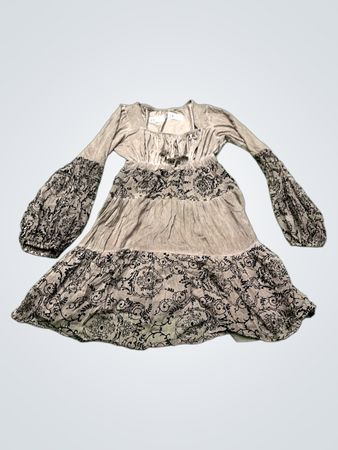 Langärmliges Kleid mit schwarzem Muster