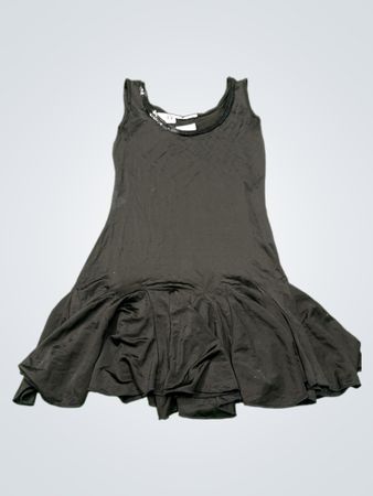 Schwarzes ärmelloses Kleid mit Rüschensaum
