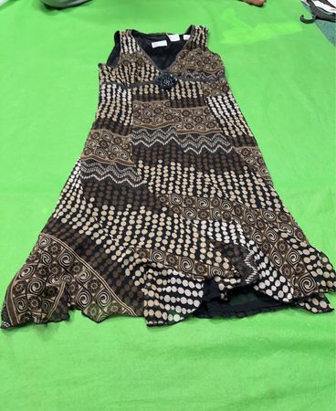 Ärmelloses Kleid mit geometrischem Druck
