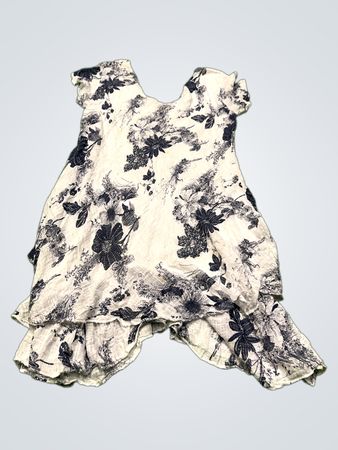Weißes und blaues Blumenmuster-Kleid