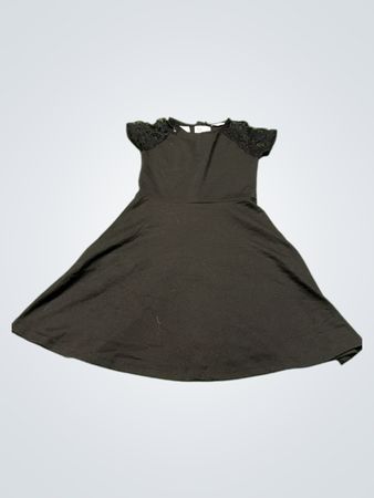 Schwarzes Kleid mit Spitzenärmel
