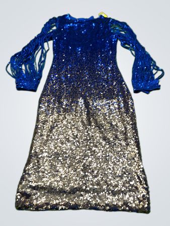 Blaues Paillettenbekleid mit Fransenärmeln