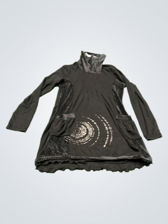 Schwarzes Rollkragenkleid mit Wirbelmuster