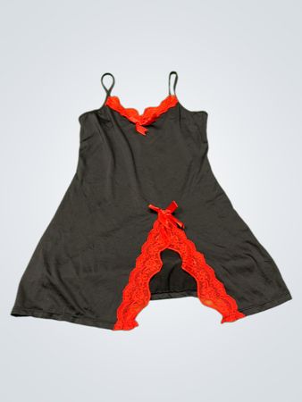 Schwarzes und rotes Spitzenbesatz-Nachtkleid
