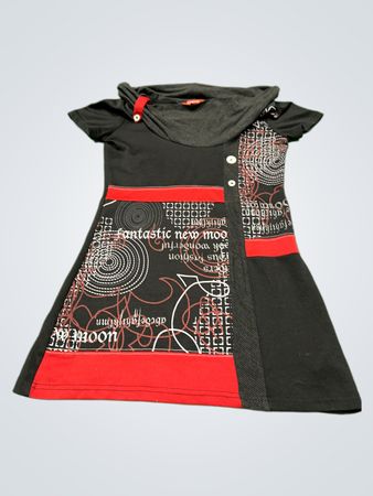 E GRENIER schwarzes Kleid mit roten Akzenten und Textdruck