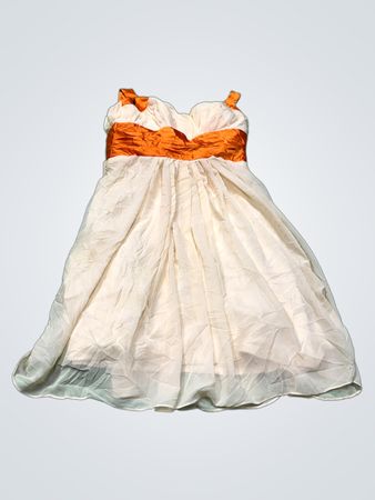 Cremefarbendes Kleid mit orangefarbenem Gürtel
