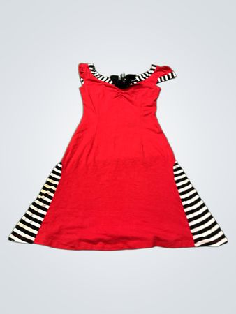 Jessica Louise Rotes Kleid mit Schwarz-Weißen Streifenakzenten
