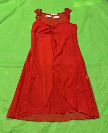 Rotes transparentes Kleid mit Rüschenträgern