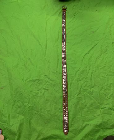 Brauner Ledergürtel mit silbernen Nieten