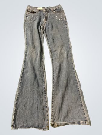 Blaue Schlagjeans mit Strasssteinen