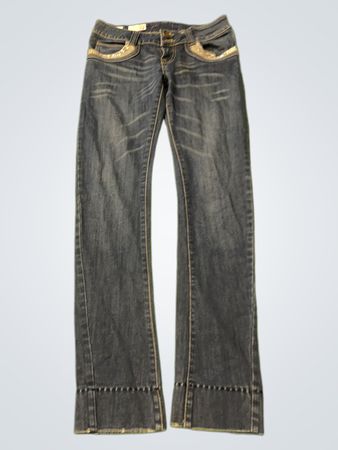 Blaue Denim-Jeans mit verzierten Taschen