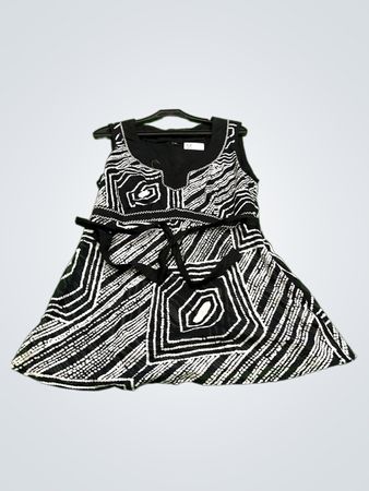 Schwarz-weiß gemustertes ärmelloses Kleid mit Bindegürtel