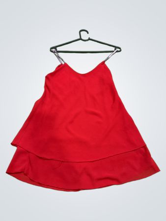 Rotes Trägertop mit doppeltem Saum