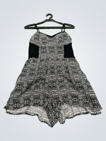 Xhilaration Schwarzes und Weißes Gemustertes Jumpsuit