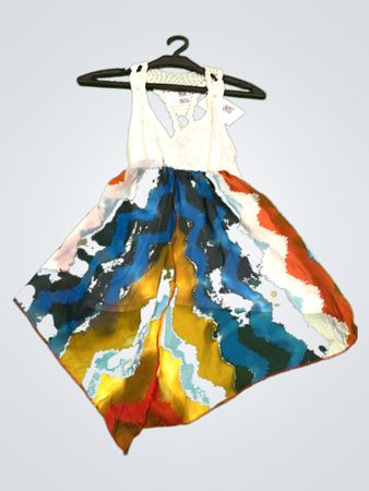 Weißes Tanktop mit buntem gemustertem Rock