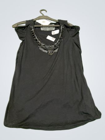 Schwarzes Kleid mit besticktem Ausschnitt