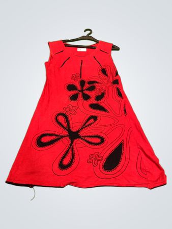 Rotes ärmelloses Kleid mit schwarzem Blumenmuster