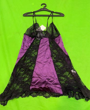 Lila und schwarze Spitzen-Chemise
