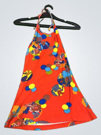Rotes Halterkleid mit bunten Kreisen und Blumenmuster