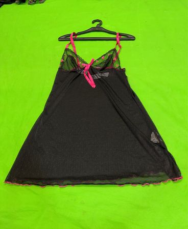 Schwarzes und pinkes Spitzen-Babydoll
