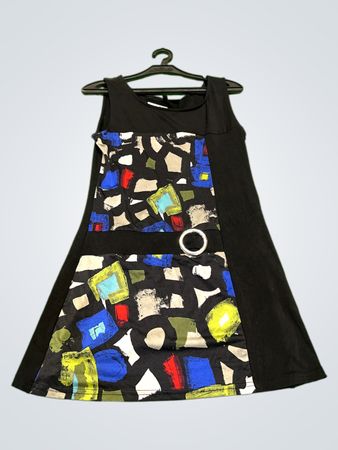 Schwarzes ärmelloses Kleid mit bunten geometrischen Druckpaneelen