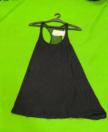 Schwarzes Tanktop mit gepunktetem Mesh-Rücken