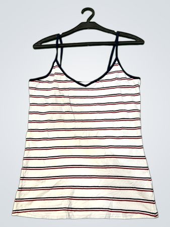 Weißes Tanktop mit roten und blauen Streifen