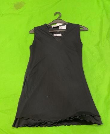 LC Paris Schwarzes ärmelloses Kleid mit Rüsche am Saum