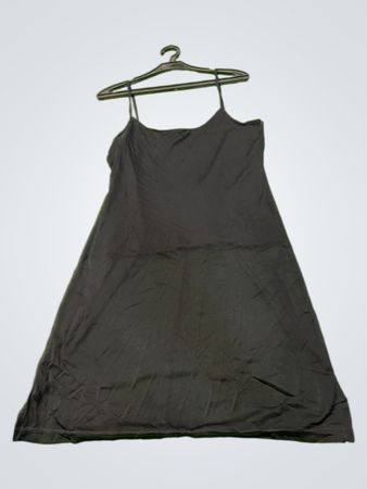 B.Young Woman Schwarzes Slipkleid