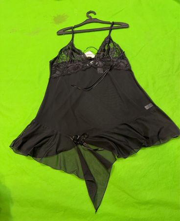 Schwarzes Slipkleid mit Spitzenbesatz