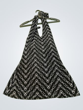 Schwarzes Halterkleid mit Kettenmuster